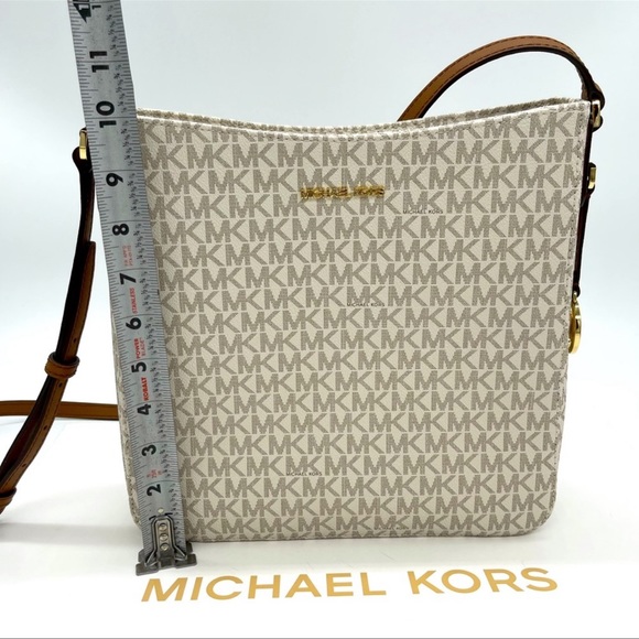 Michael Kors Large Messenger Bag Vanilla - Picture 8 of 13
